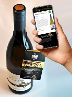 Bottiglia certificata con tag NFC DNA verificata da smartphone